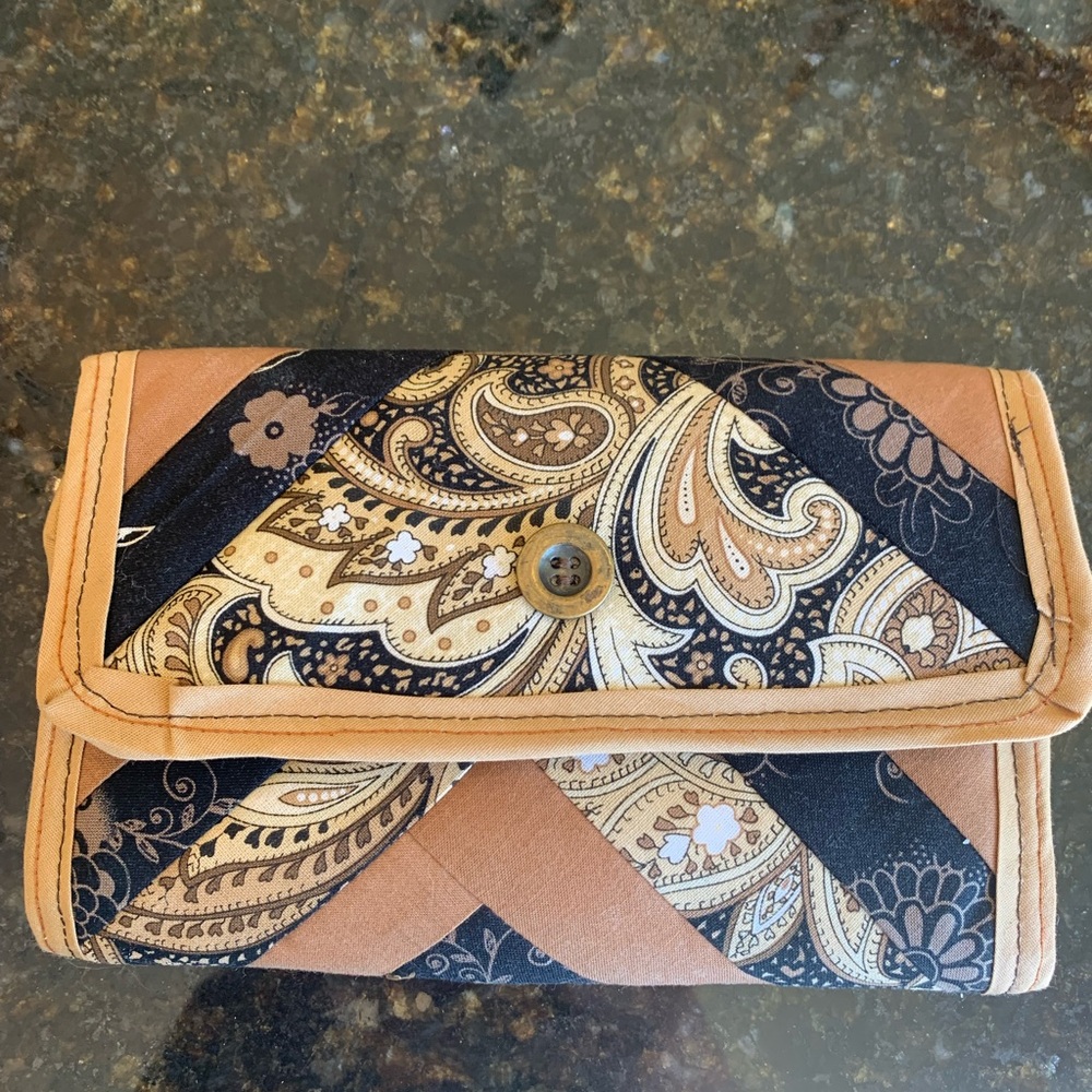 Fabric wallet. Homemade, unknown brand. Never used. Cute gift for the holidays!